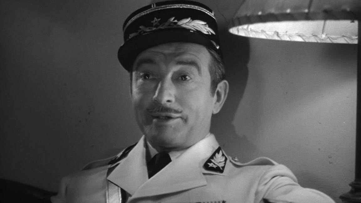 Claude Rains è il Capitano Renault in una scena di Casablanca