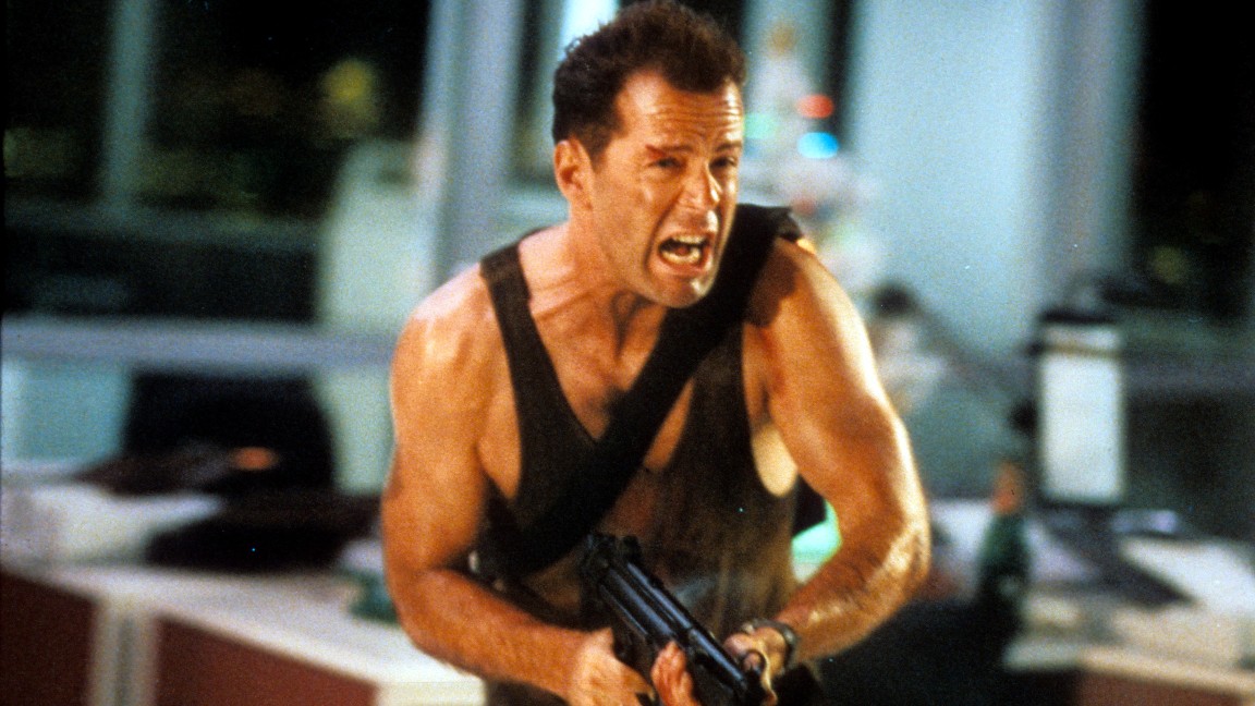 Bruce Willis è John McClane in una scena di Die Hard