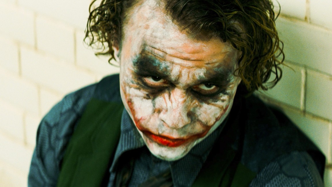 Heath Ledger è il Joker in una scena de Il Cavaliere Oscuro