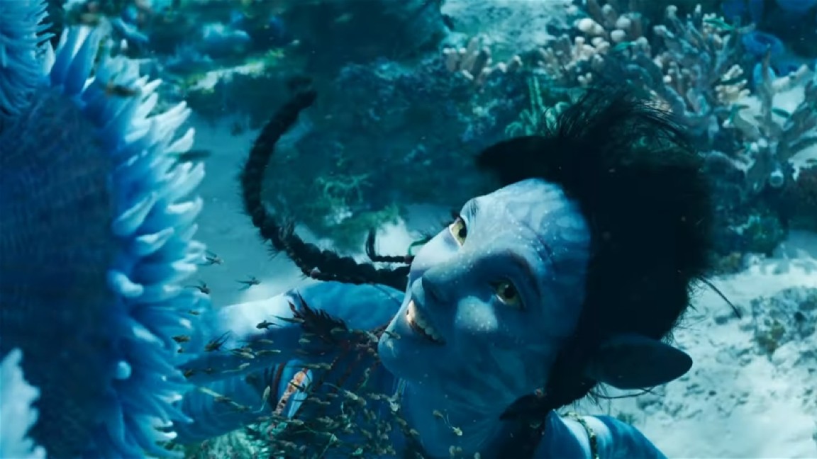 Sigourney Weaver è Kiri in una scena di Avatar - La via dell'acqua