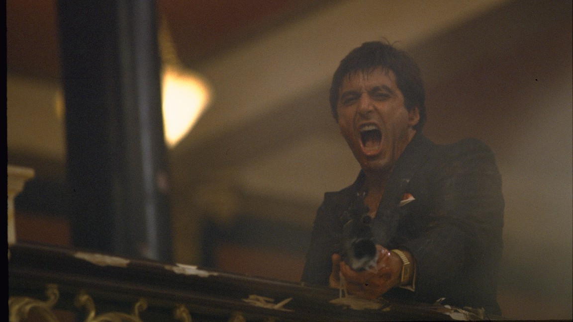 Al Pacino è Tony Montana in una scena di Scarface