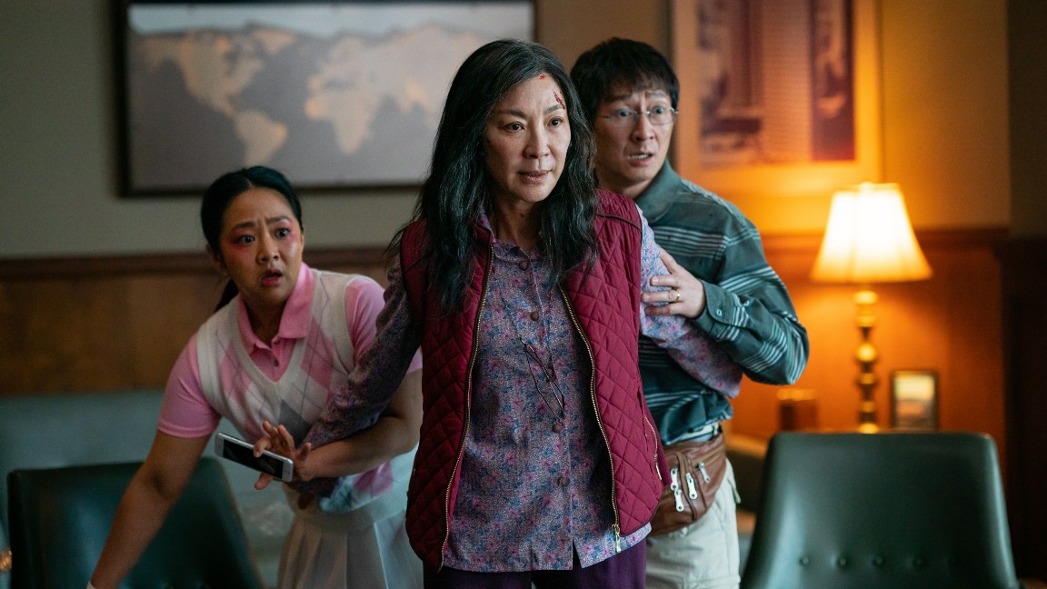 Stephanie Hsu, Michelle Yeoh e Ke Huy Quan in una scena di Everything Everywhere All At Once