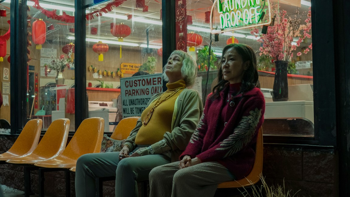 Jamie Lee Curtis e Michelle Yeoh in una scena di Everything Everywhere All At Once