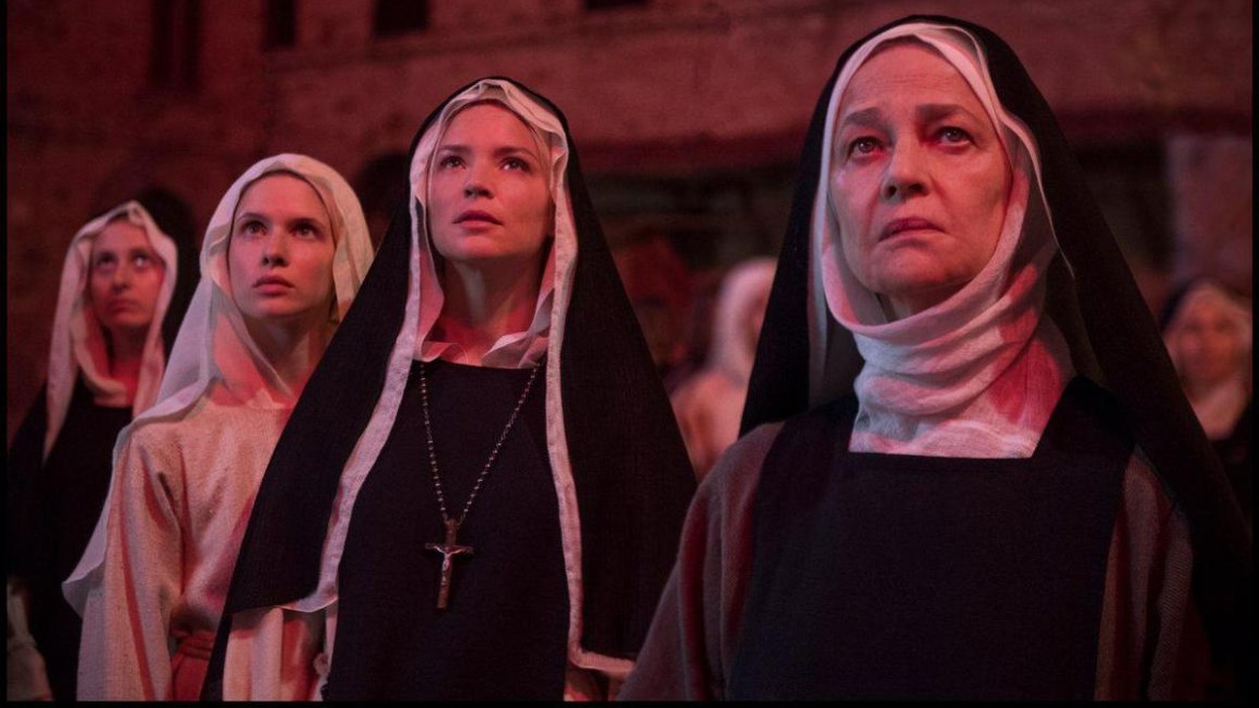 Daphné Patakia, Virginie Efira e Charlotte Rampling in una scena di Benedetta