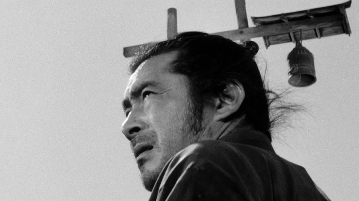 Toshirō Mifune è il ronin Sanjuro in una scena de La sfida del samurai (Yojimbo)