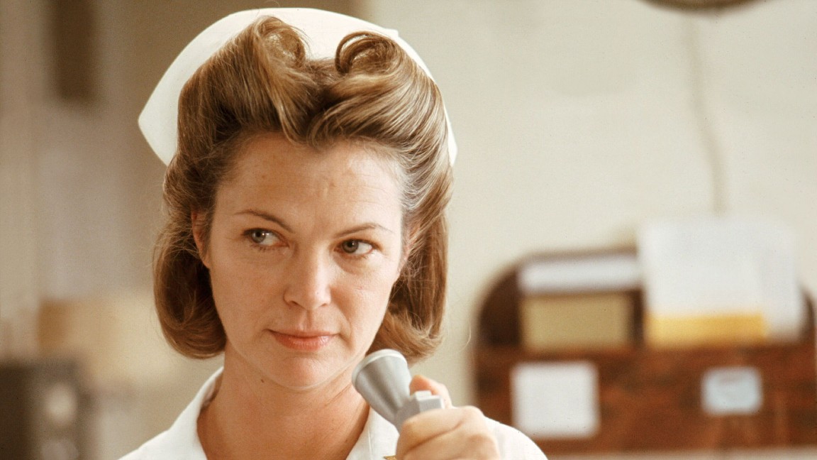 Louise Fletcher è l'infermiera Ratched in una scena de Qualcuno volò sul nido del cuculo