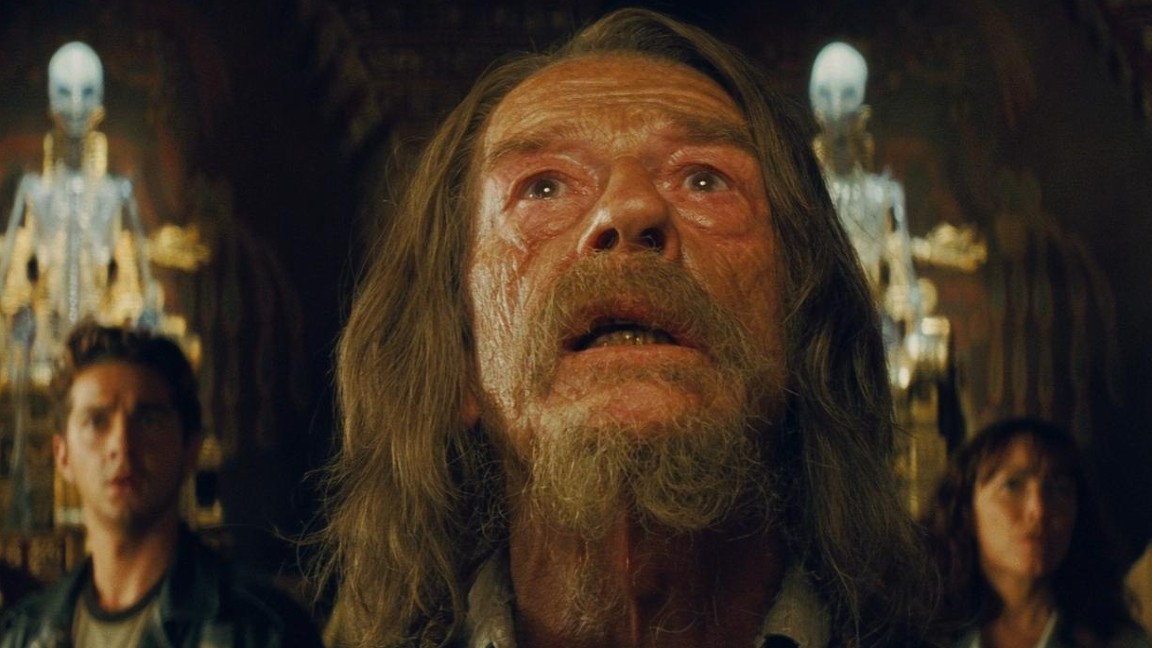 John Hurt è il Dottor Harold Oxley in una scena de Indiana Jones e il Regno del Teschio di Cristallo