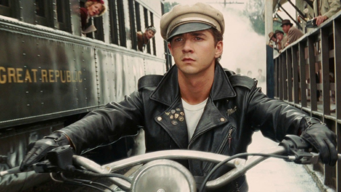 Shia LaBeouf è Mutt Williams in un chiaro omaggio a Marlon Brando ne Il selvaggio