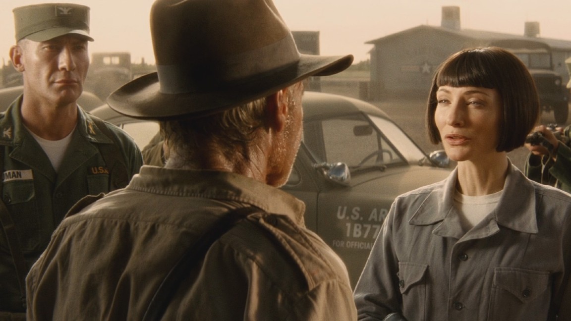 Cate Blanchett è Irina Spalko in una scena de Indiana Jones e il Regno del Teschio di Cristallo