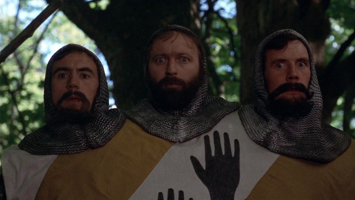 Terry Jones, Graham Chapman e Michael Palin in una scena de Monty Python e il Sacro Graal