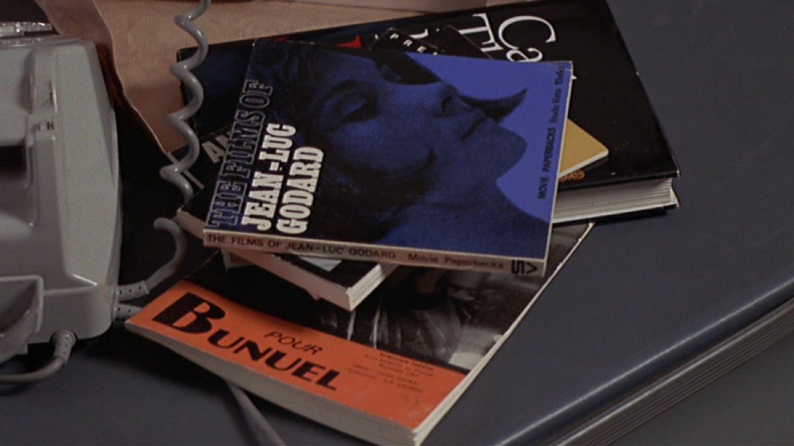 La memorabile sequenza dei libri di cinema di Effetto notte tra Luis Buñuel, Carl Theodor Dreyer e Jean-Luc Godard