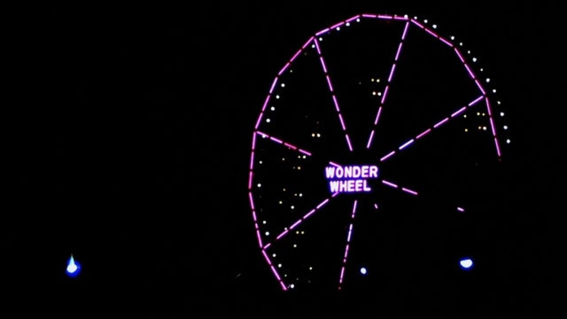La sequenza di apertura del film con la Wonder Wheel di Coney Island avvolta nel buio della notte