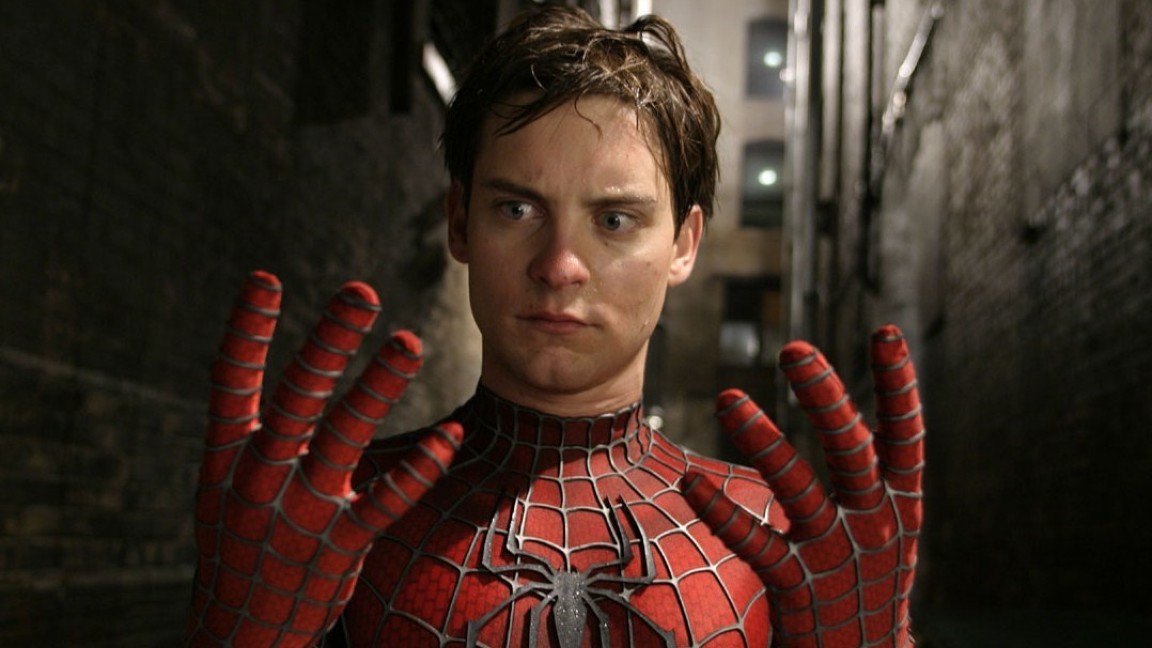 Tobey Maguire è di nuovo Peter Parker/Spider-Man in una scena di Spider-Man 2