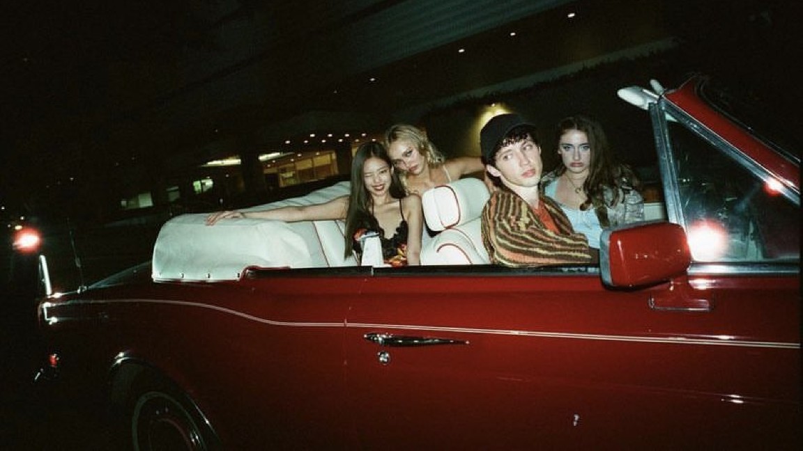 Jennie Kim, Lily-Rose Depp, Rachel Sennott e Troye Sivan in una scena di The Idol