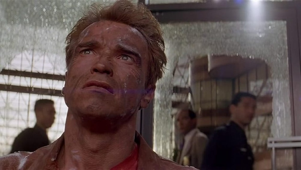 Arnold Schwarzenegger è Jack Slater in una scena di Last Action Hero