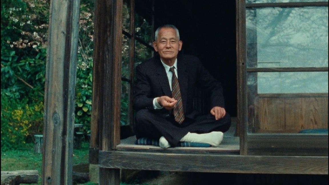 Chishū Ryū, l'attore feticcio di Yasujirô Ozu, in una scena di Tokyo-Ga